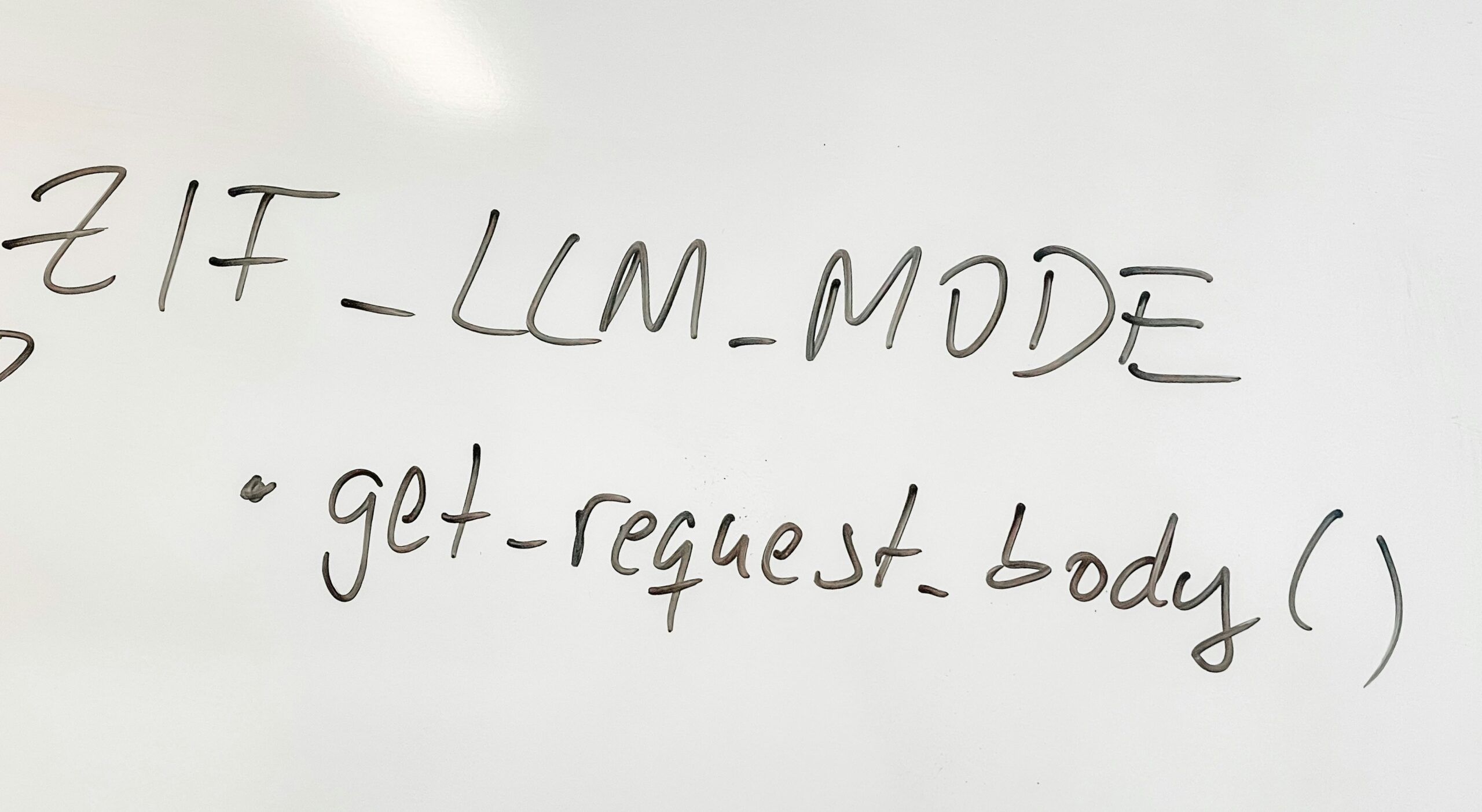 Whiteboard in modern klaslokaal met GET-request code voor een LLM API