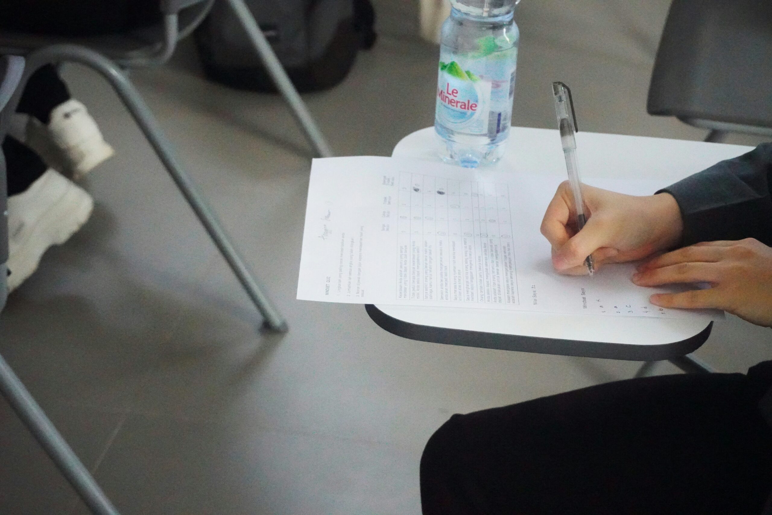 Student maakt schriftelijke toets in klaslokaal – illustratie bij AI-proof toetsen