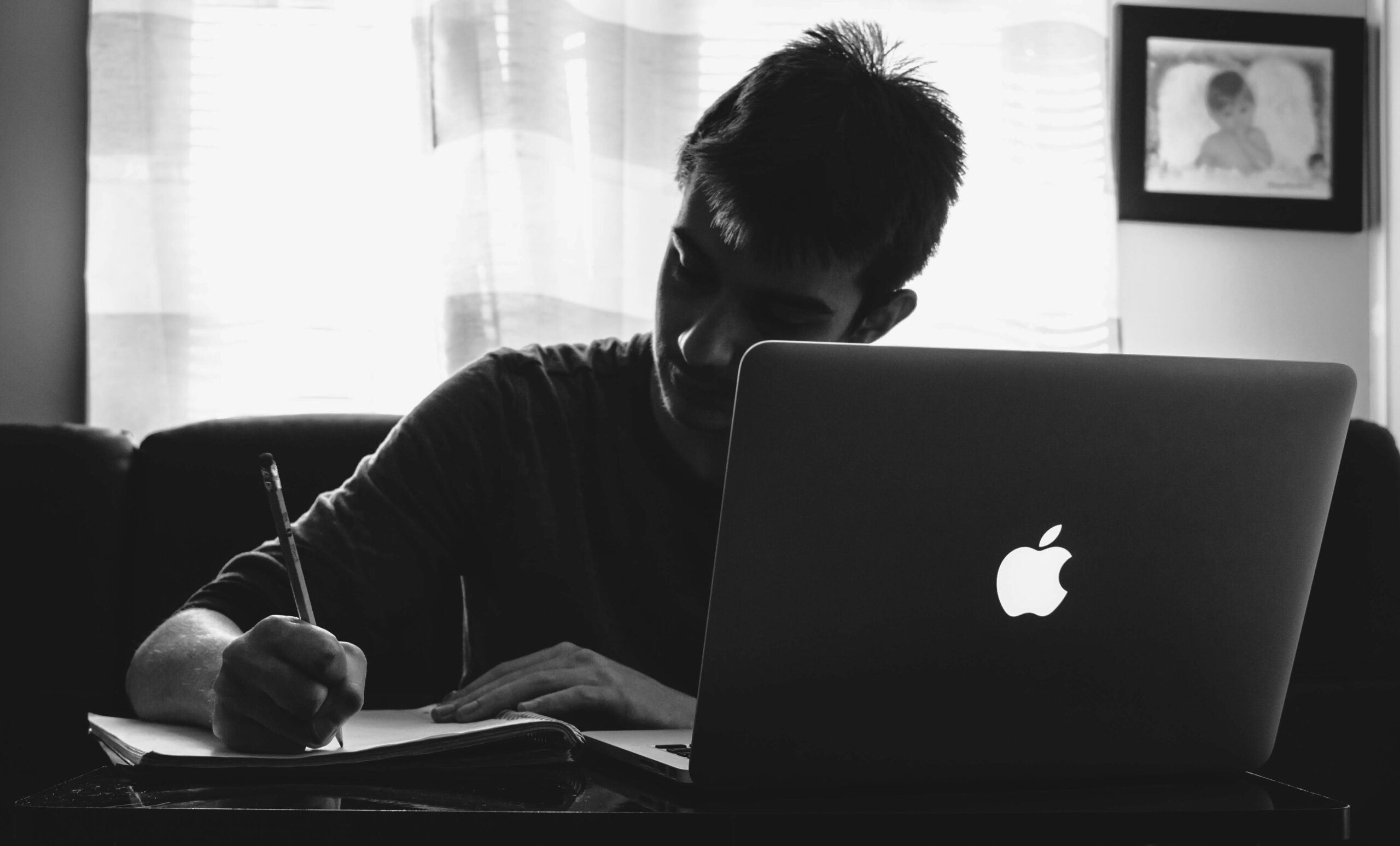 Student werkt geconcentreerd met AI-coach chatbot op laptop